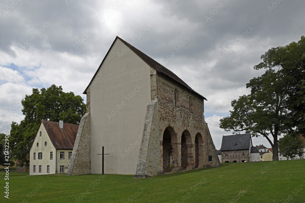 Fototapeta premium kirchenfragmente, königshalle und profanbau in unesco welterbe kloster lorsch