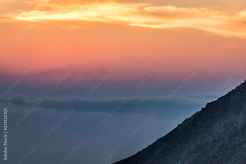 Fototapeta premium the setting sun in the mountains