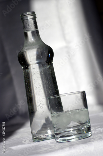 bouteille d'eau et verre avec glaçons photo