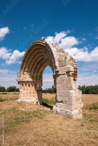 Obraz na plátne Ruined medieval arch of San Miguel de Mazarreros, in Olmillos de Sasamon