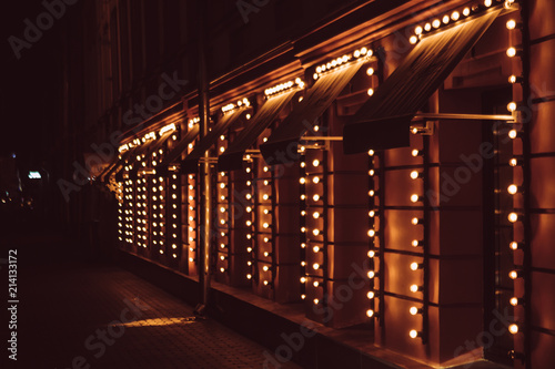 Obraz na płótnie Many light bulbs, beautifully shine on the building in the evening w salonie