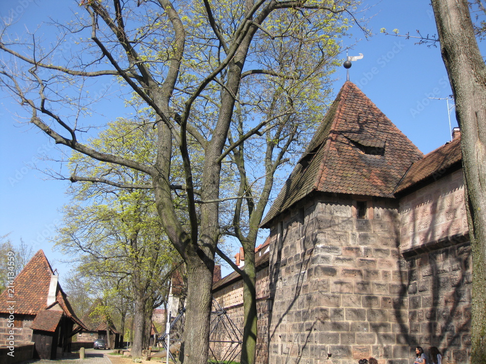 Mittelalterliche Nürnberger Stadtmauer von außen Mittelalterliche Nürnberger Stadtmauer von außen