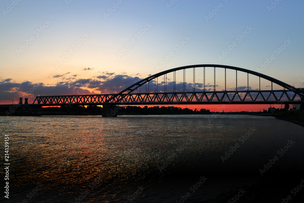 Hammer Eisenbahnbrücke in Düsseldorf am Abend