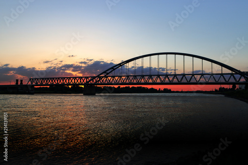Fototapeta Naklejka Na Ścianę i Meble -  Hammer Eisenbahnbrücke in Düsseldorf am Abend
