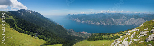 Schöne Aussicht vom Monte Baldo auf den Gardasee