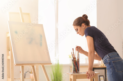 Female artist choosing brus...