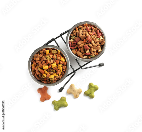 Pet food bowls with dry kib...