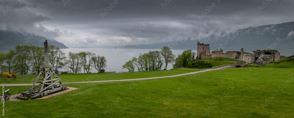 Fotografie Urquhart Castle and Catapult