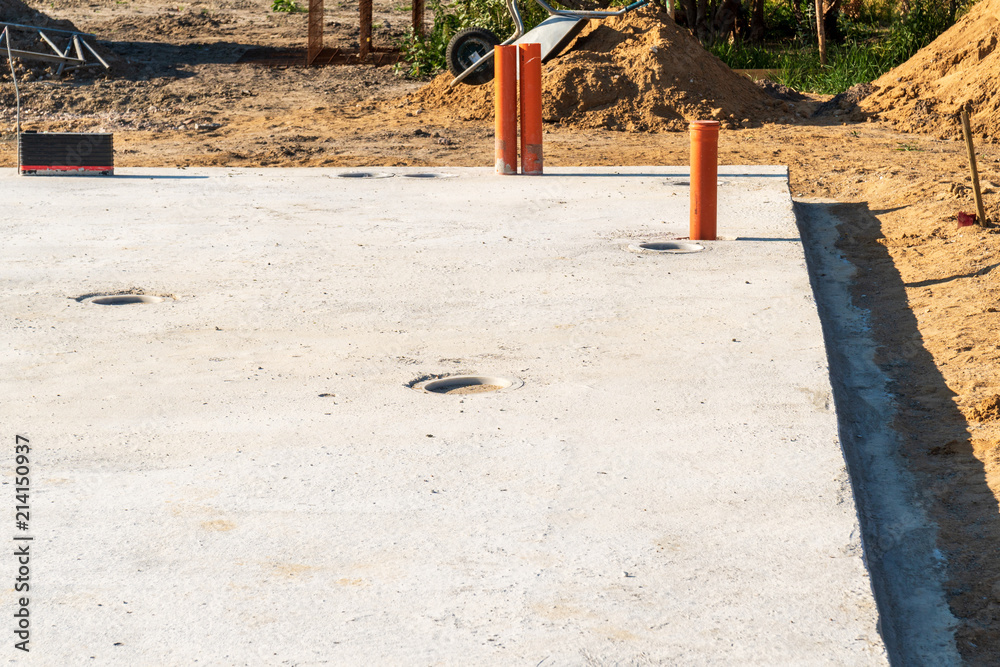 Bodenplatte aus Beton auf einer Baustelle Bodenplatte aus Beton auf einer Baustelle