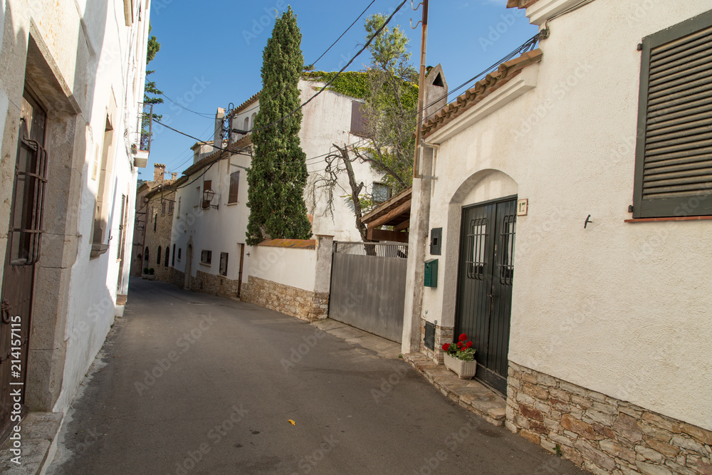 houses in spain pindadas in white and with walls with rocky texture