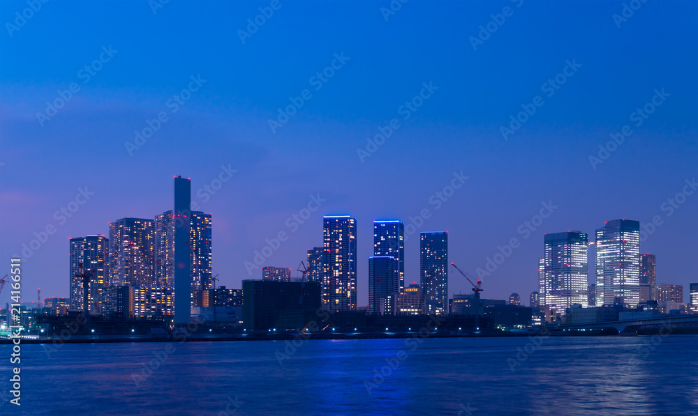 東京夜景・晴海のタワーマンション群と建設中・オリンピック選手村エリア