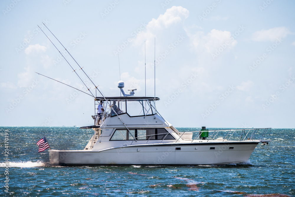 Naklejka premium boat in ocean