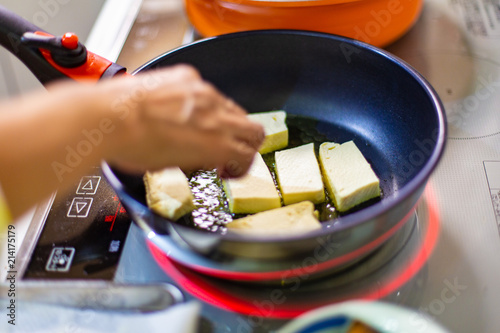 日本の家庭料理 保存食「こうや豆腐」をフライパンを使って炒める