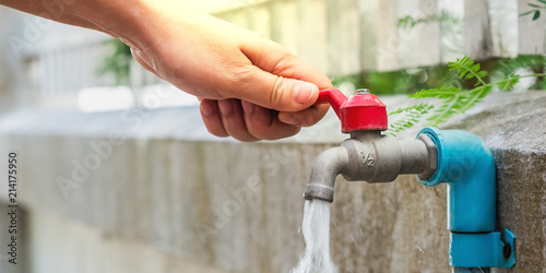 Obraz na płótnie hand open for drinking tap water