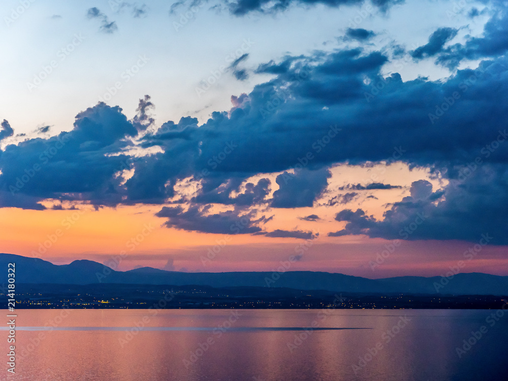 Couché de soleil en été sur les bords du Lac Léman ou Lac de Genève Couché de soleil en été sur les bords du Lac Léman ou Lac de Genève