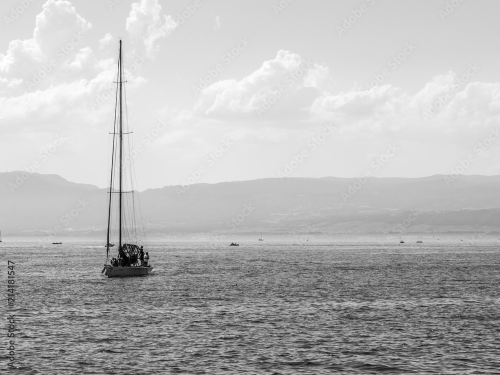 Paysage du lac en noir et blanc avec un bateau