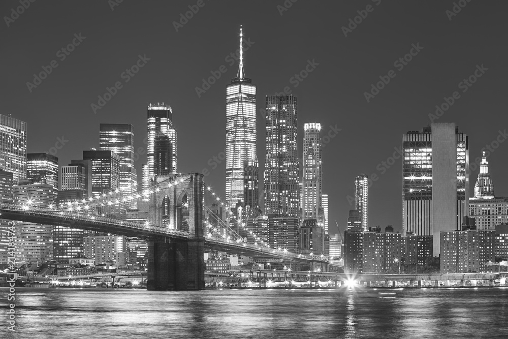 Fototapeta Most Brooklyński i Manhattan linia horyzontu przy nocą, Miasto Nowy Jork, usa.