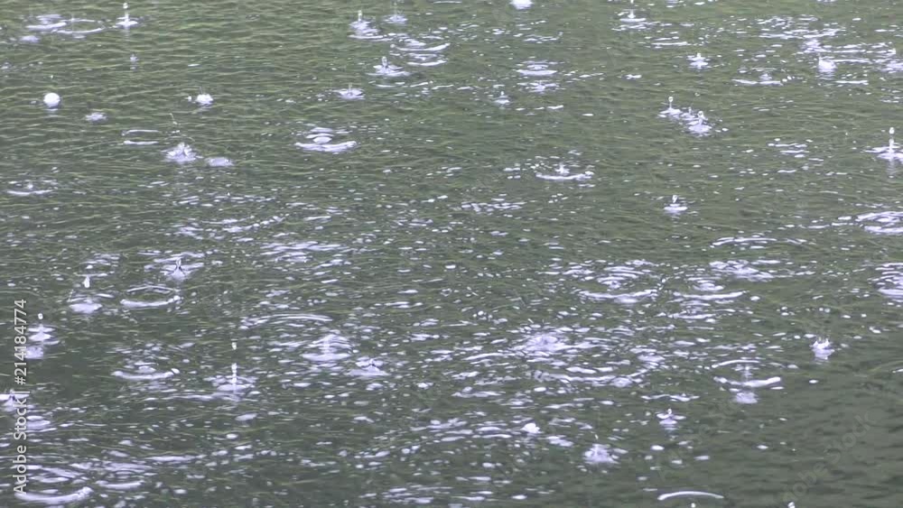 Regentropfen auf Wasseroberfläche Regentropfen auf Wasseroberfläche