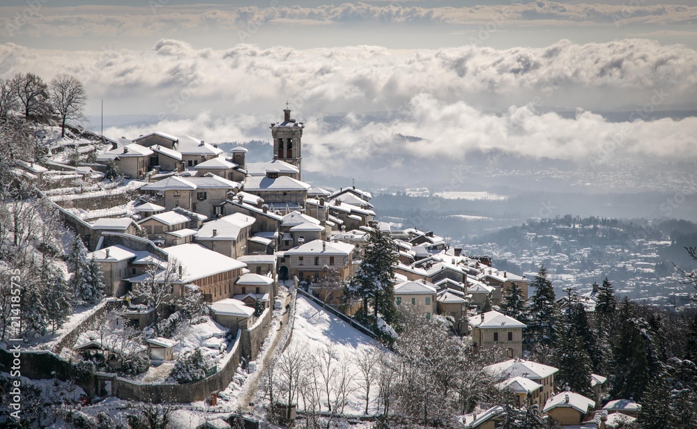Sacro Monte di Varese sotto la neve - obrazy, fototapety, plakaty 