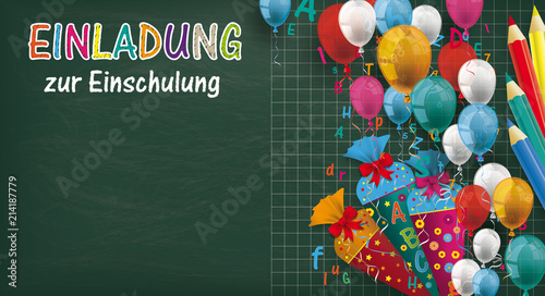 Kreidetafel mit Zuckertüten, Luftballons, Stiften und dem Text Einladung zur Einschulung