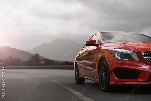 Obraz czerwony samochód biznesu prędkości na górskiej autostradzie z rozmycia