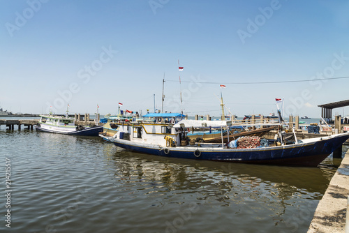 Fototapeta Naklejka Na Ścianę i Meble -  Sulawesi, Makassar ;  Der Fischereihafen mit seinen typischen Fischerbooten.