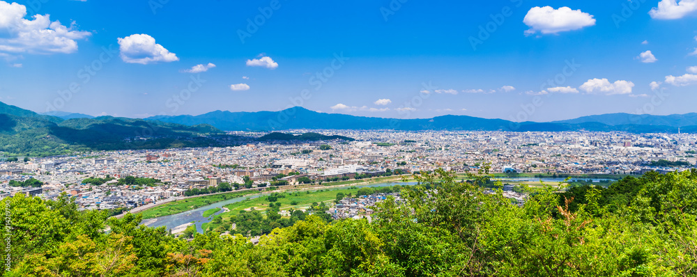 Naklejka premium Pejzaż miejski Kioto i Higashiyama widziane z Arashiyamy