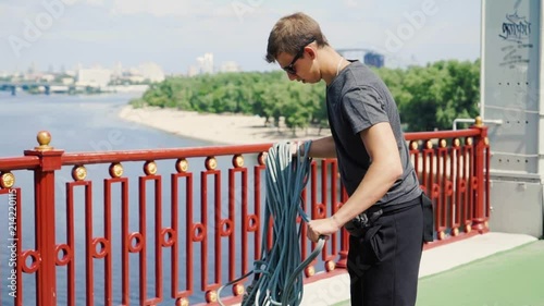 Jumper unwinds the safety rope photo