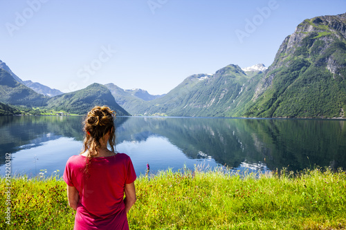 Frau am Fjord
