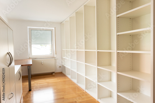 Raum B  ro Regal leer Schrank Schreibtisch