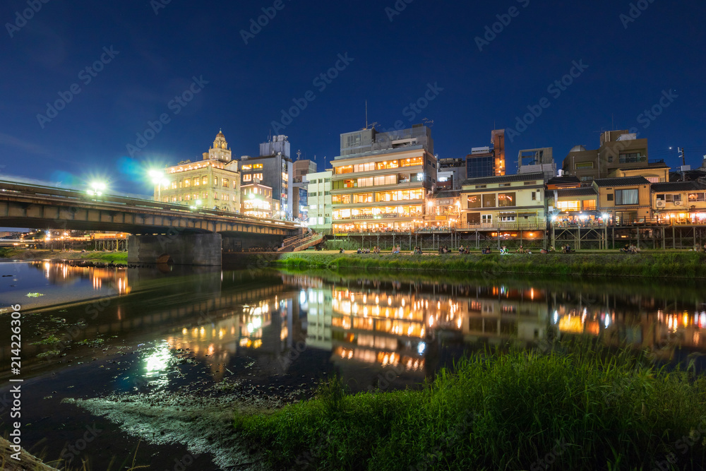 京都　鴨川と四条大橋