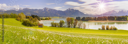Panorama Landschaft in Bayern mit Alpen im Allgäu am  Forggensee