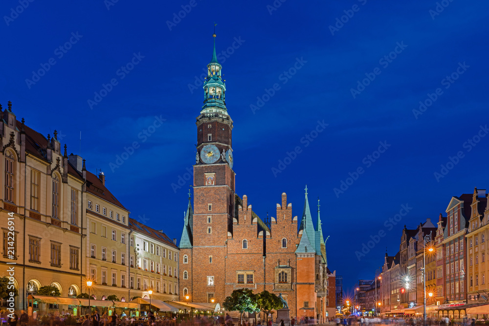Fototapeta premium Breslau – Altes Rathaus mit Rathausturm in der Blauen Stunde