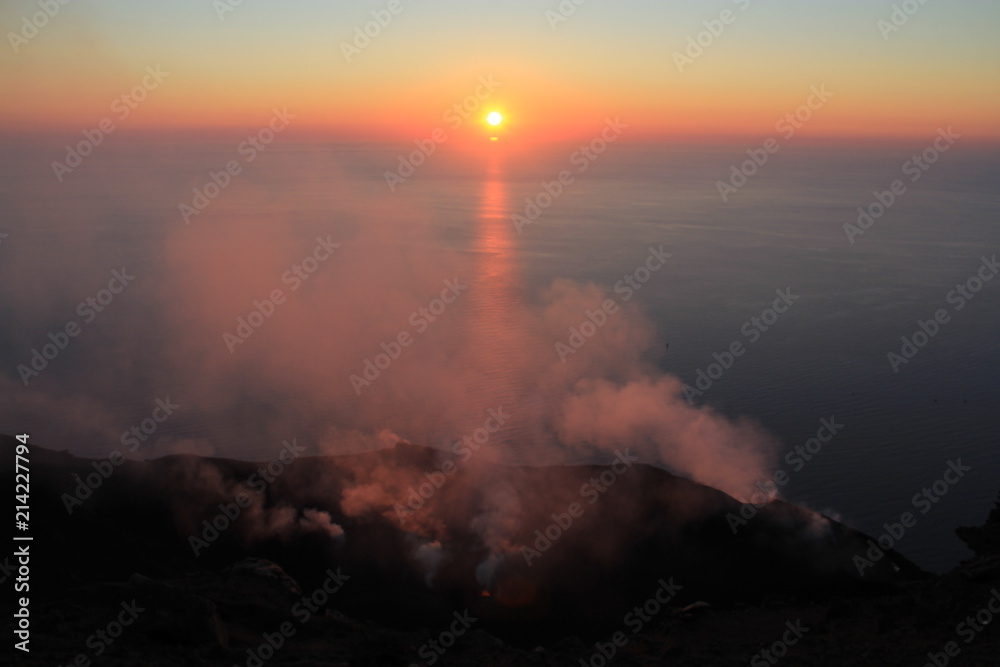 coucher de soleil sur le cratère du Sromboli