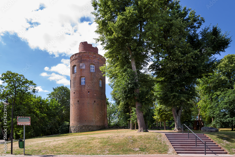 Fototapeta premium Amtsgarten und Amtsturm in Lüchow Sommer entzerrt