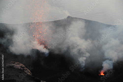 éruption dans le cratère du Stromboli, Italie