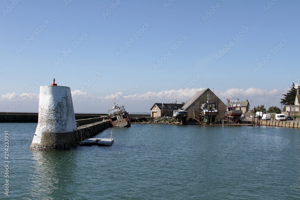 le port de Saint-Vaast-la-Hougue et son chantier naval Stock Photo ...
