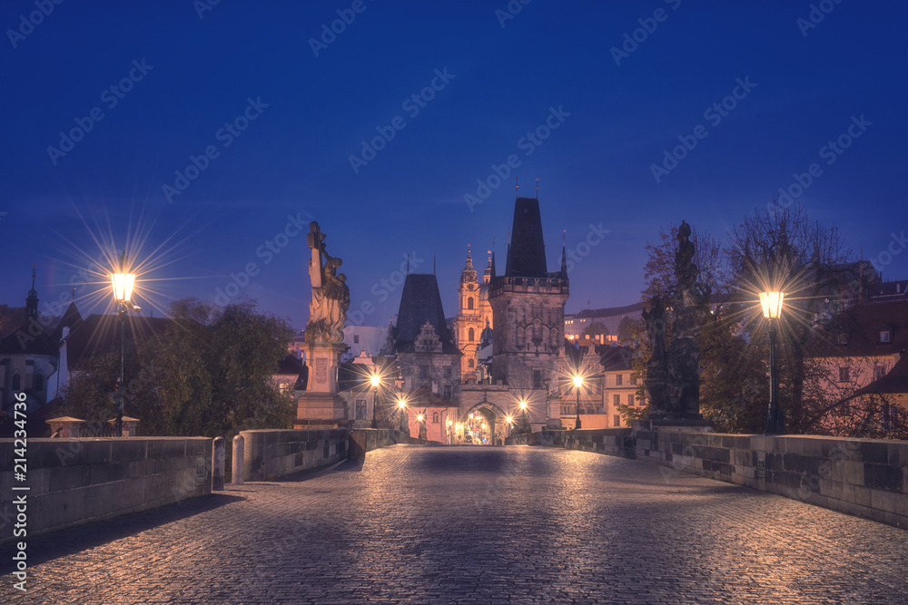 Obraz premium Charles bridge (Karluv most) at night, scenic view of the Lesser, Prague, Czech Republic