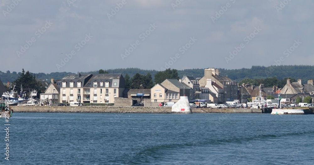 le port de Saint-Vaast-la-Hougue dans le Cotentin et le fort de la Hougue,Manche,Normandie