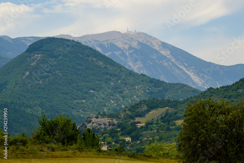 Vue sur le Mont Ventoux depuis le village de Montbrun-les-Bains. Provence, France.