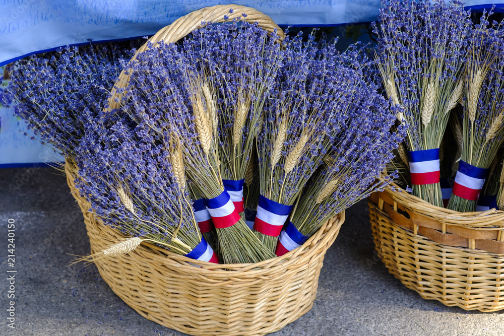 Bouquets de lavande et blé dans le panier sur le marché de Provence.