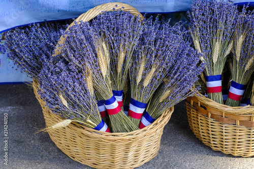 Obraz na płótnie Bouquets de lavande et blé dans le panier sur le marché de Provence. w salonie