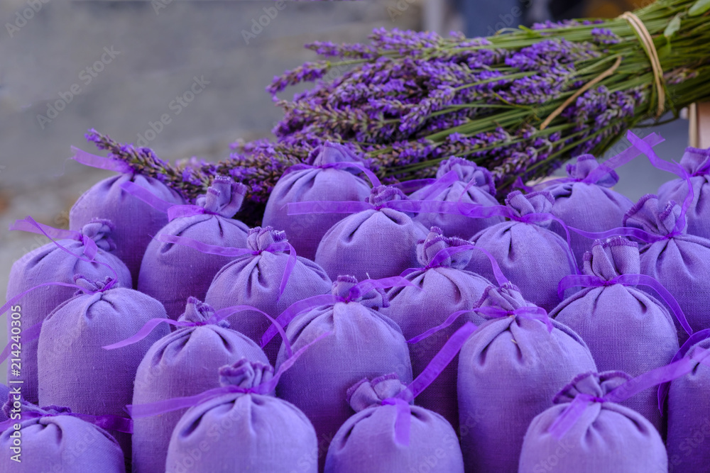 Sachets violets de lavande sechée.et bouquet de lavande.