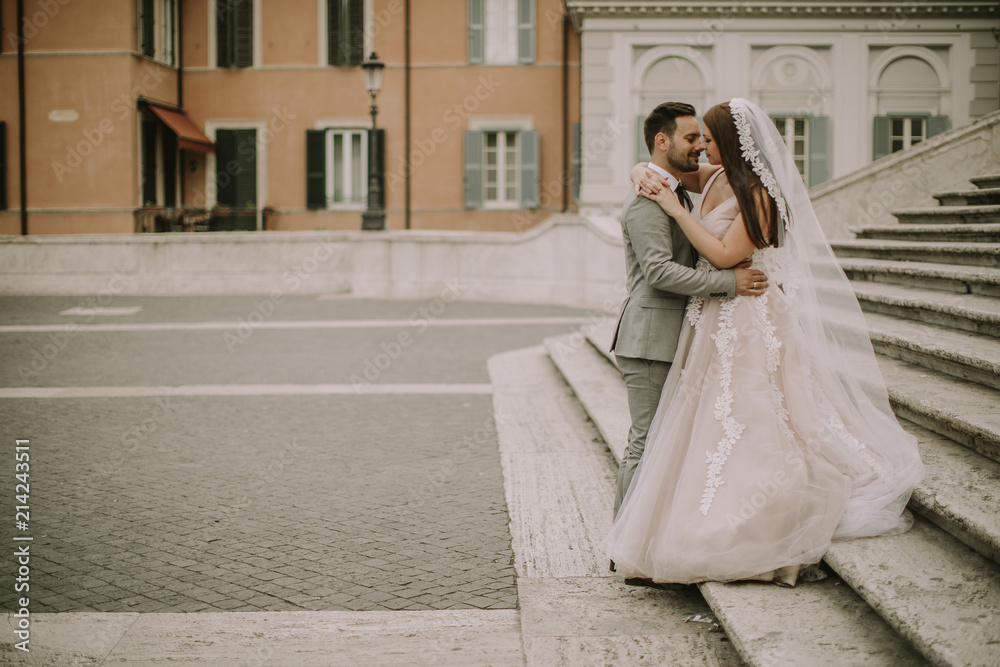 Young wedding couple on Spanish stairs in Rome