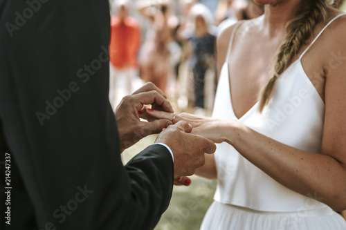 Brautpaar tauscht Ringe auf Hochzeit photo