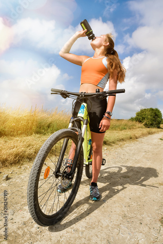 belle jeyune fille s'hydratant après l'éffort, photo