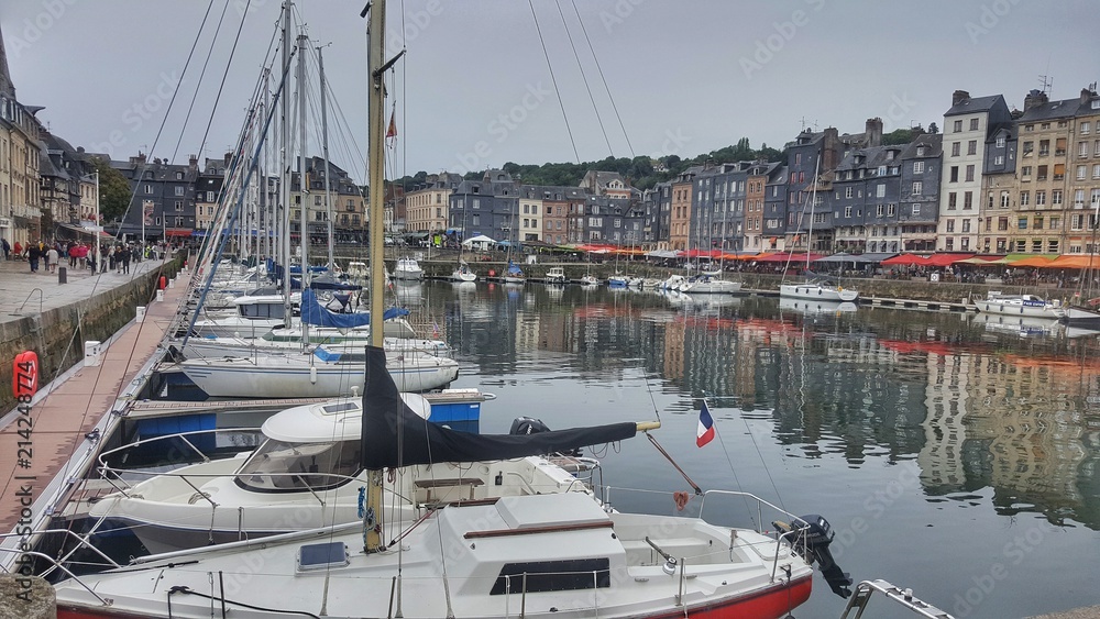 wacth to the boats on the sea and wacth to the urban area the city Honfleur