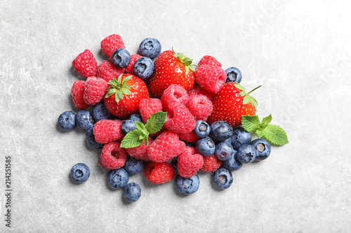 Fototapeta Naklejka Na Ścianę i Meble -  Raspberries, strawberries and blueberries on table, top view