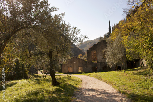 Ruine einer historischen Papiermühle im Valle delle Cartiere, Papiermühlental, Toscolano-Maderno, Gardasee, Lago del Garda, Provinz Brescia, Region Lombardei, Italien