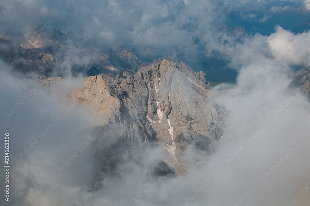 Veduta panoramica con la nebbia dalla terrazza panoramica della Marmolada